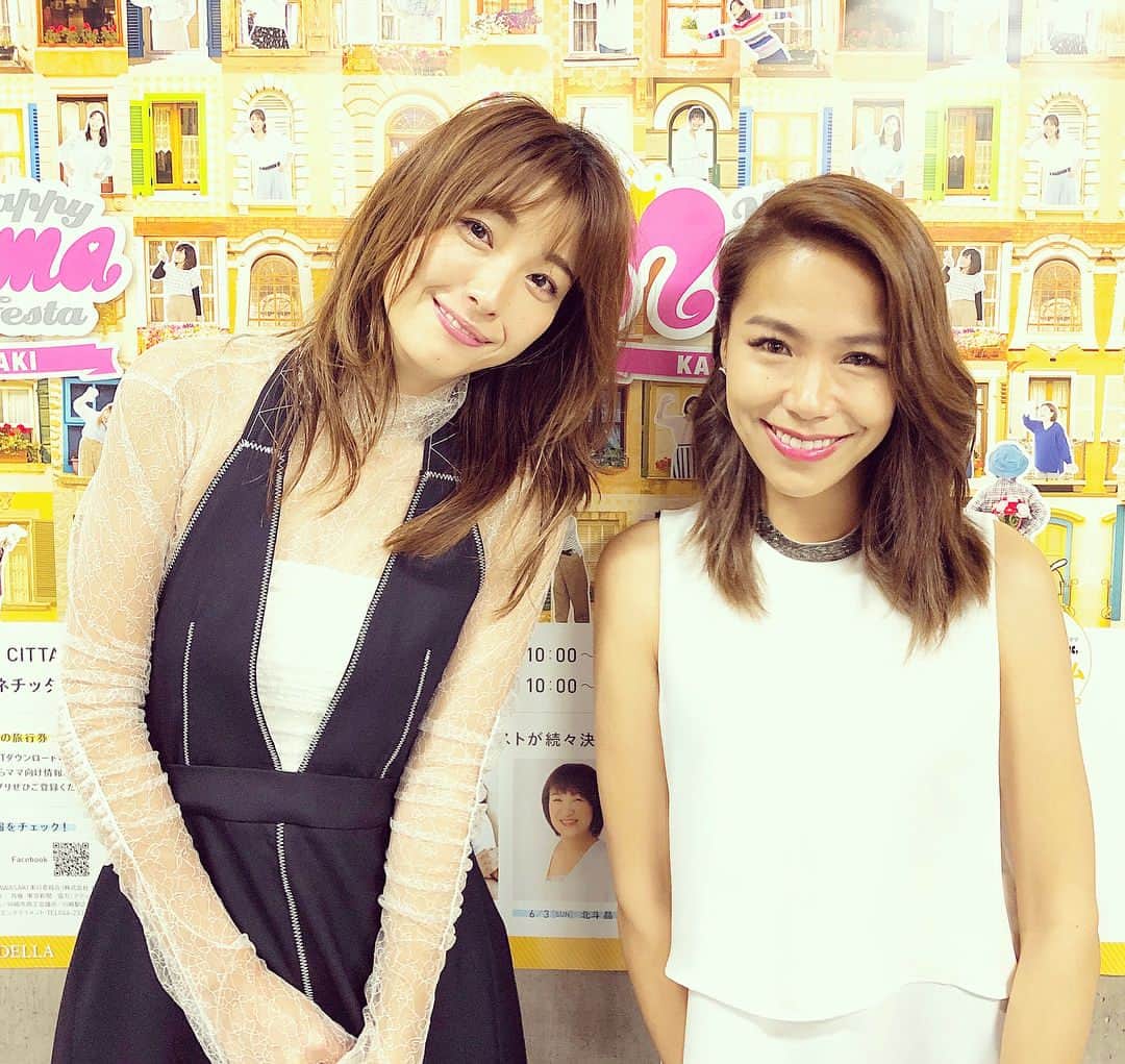 坂倉アコのインスタグラム：「昨日は川崎で行われた“ハッピーママフェスタ”で木下優樹菜さんとのトークショーの司会のお仕事でした🎤 サプライズゲストで旦那様のフジモンさんも登場して、夫婦喧嘩のエピソードで会場は大盛り上がり🤣  喧嘩も楽しそうw・・・😘 とっても温かくて仲睦まじいステキなご夫婦でした♡ バックステージでお見かけした娘さんたちも、とーっても可愛かった😍  #木下優樹菜 #フジモン #ハッピーママフェスタ #work #fun #goodtimes #emcee #けんかするほど仲がいい #❤️」