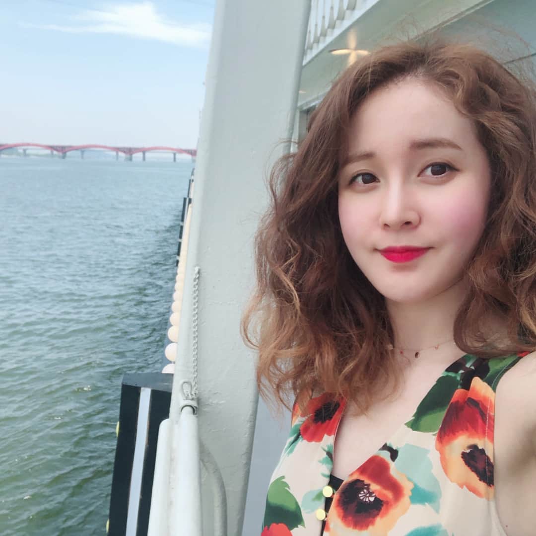 チョ・アンさんのインスタグラム写真 - (チョ・アンInstagram)「#여의도 #배타고 #ootd #볼터치 안했어요 #해님 ☀️한테 맞은(?) 거예요🤪😡😳ㅎㅎㅎ #햇빛 #작렬 얼굴 뜨겁... #hot hot!😳ㅎㅎㅎ #뷔페 먹고 집에 오는 길에 #핸드폰케이스  #득템 집에 와서 편한 옷으로 갈아입으니 집순이 녹아요 🤪 ㅎㅎㅎ #썬크림 안 발라서 넘 후회돼요 ㅜㅡㅜ ㅎㅎ 얼굴이랑 몸이 후끈 후끈 😡😭😅 그래도 #오랜만에 #바람 쐬고 맛난 거 먹고 득템하고 #기분 #좋아요😆👍🏻❤️ #좋은 #주일 #저녁 보내세요❤️🙇🏻‍♀️」6月3日 19時24分 - ja.b612