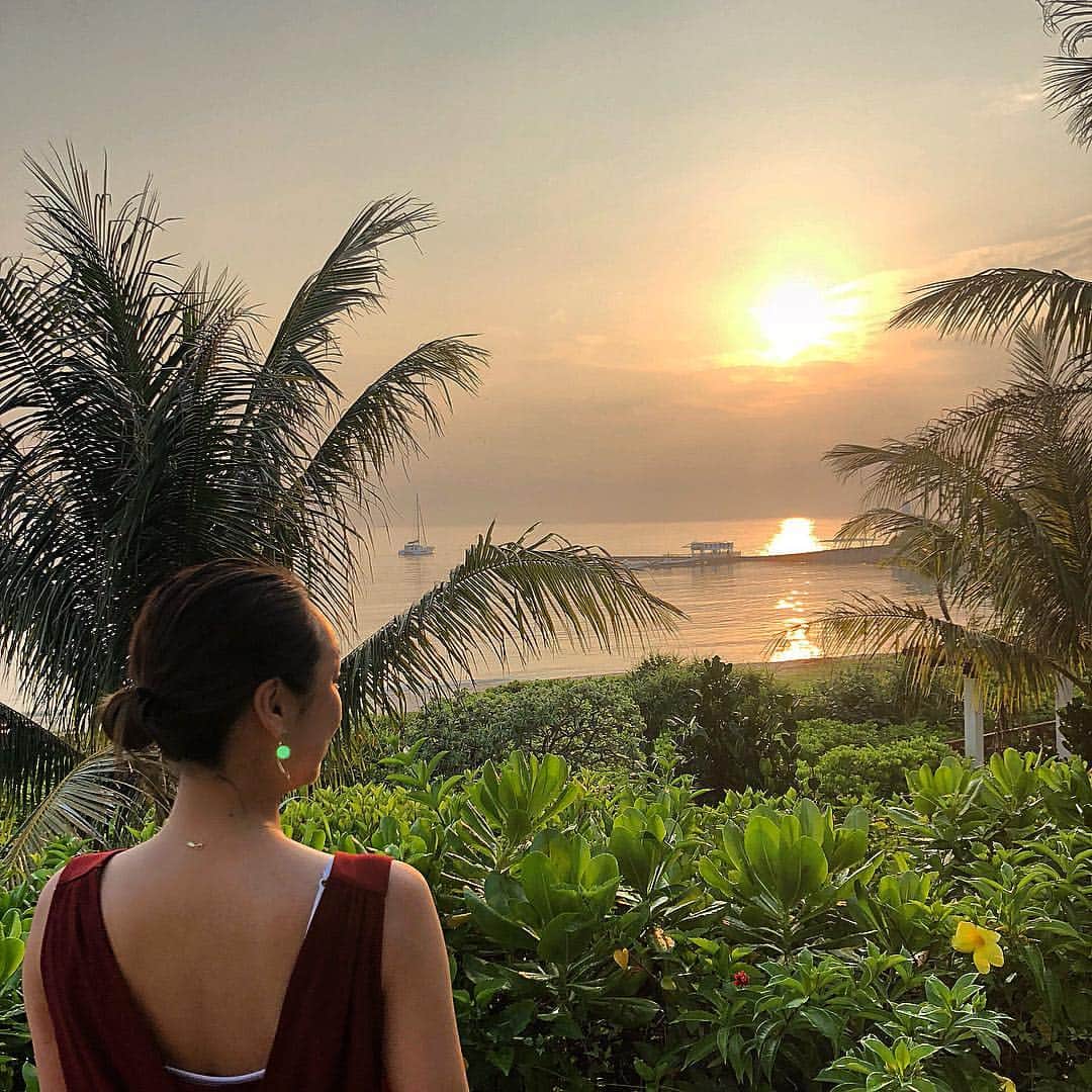 のインスタグラム：「#沖縄 #旅行 📷💕 ホテルからの#サンセット 🌅 #夕日 がとても綺麗に見えた日✨ . 今日の東京は良い天気でしたね😊 暑かった😆☀️ . ✈️ → #minako_trip . #okinawa #thebusenaterrace #sunset #trip #travel #sightseeing #girl #girlstrip #happy #instagood #followme #japan #sea #pool  #genic_mag #女子旅行 #大人女子旅 #女子旅 #大人旅 #サンセットビーチ #夕焼け #沖縄旅行 #リゾート地」