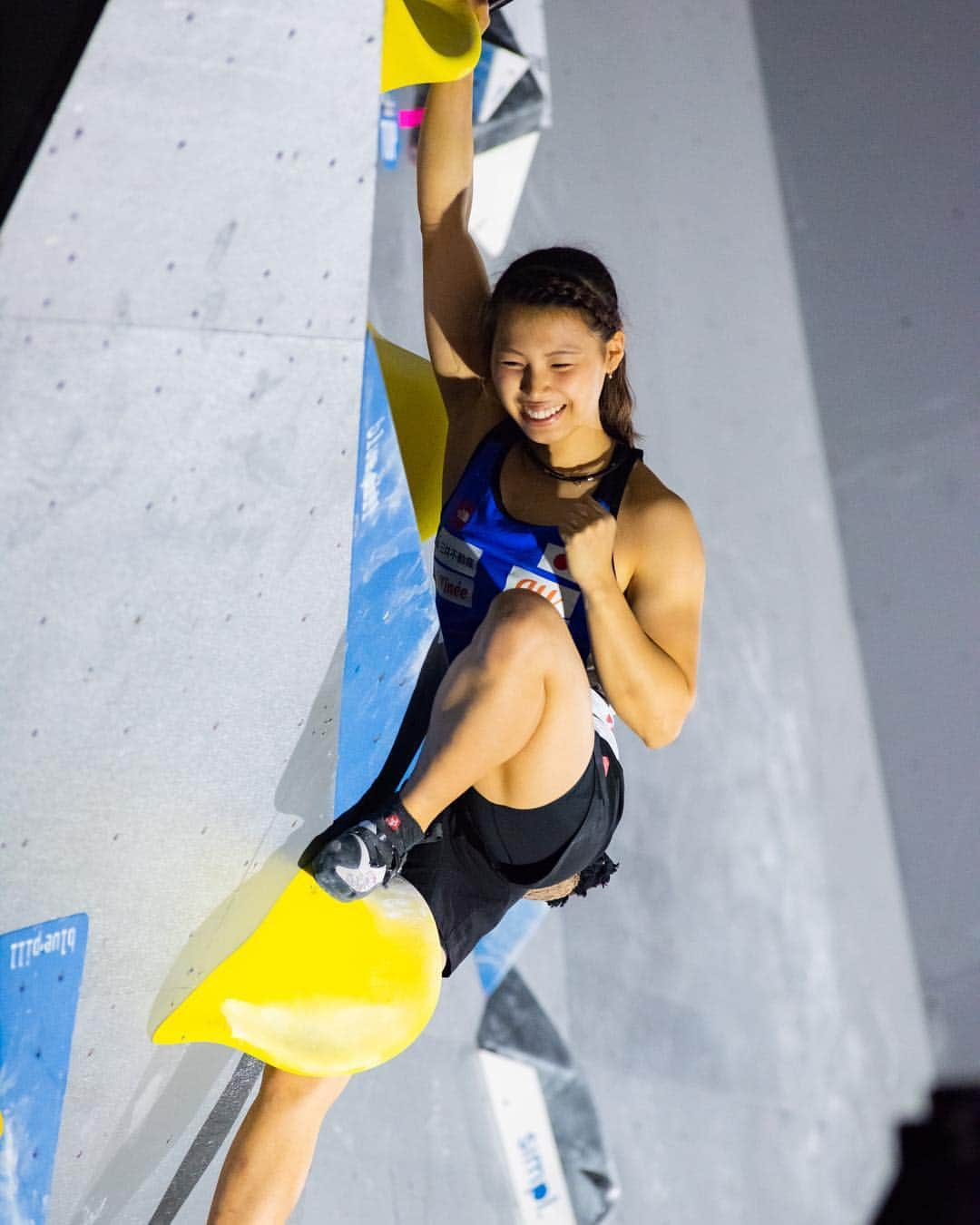 中村真緒さんのインスタグラム写真 - (中村真緒Instagram)「Bouldering World Cup in 八王子 I couldn’t make a good climbing and I I couldn't joined semi final😭 But I'll have next vail🇺🇸 soon! ・ ・ ・ 八王子ワールドカップが終了しました！ グループ18位。これが今の実力でした。 ・ ・ でも、どんなに悔しくてもめちゃめちゃ楽しかったと思ってしまうのがワールドカップ！明後日からベイルに出発で時間はほとんどありませんが、今回の自分が感じた弱みをしっかり修正して、2日目に残り戦いたいです！ ・ ・ 📸by @a_yuichiro  完登したときの自分が幸せそう。 撮っていただき、ありがとうございました！ #tenaya #chillaz #climbing #クライミング #bouldering #ボルダリング #ワールドカップ」6月3日 22時35分 - mao___nakamura