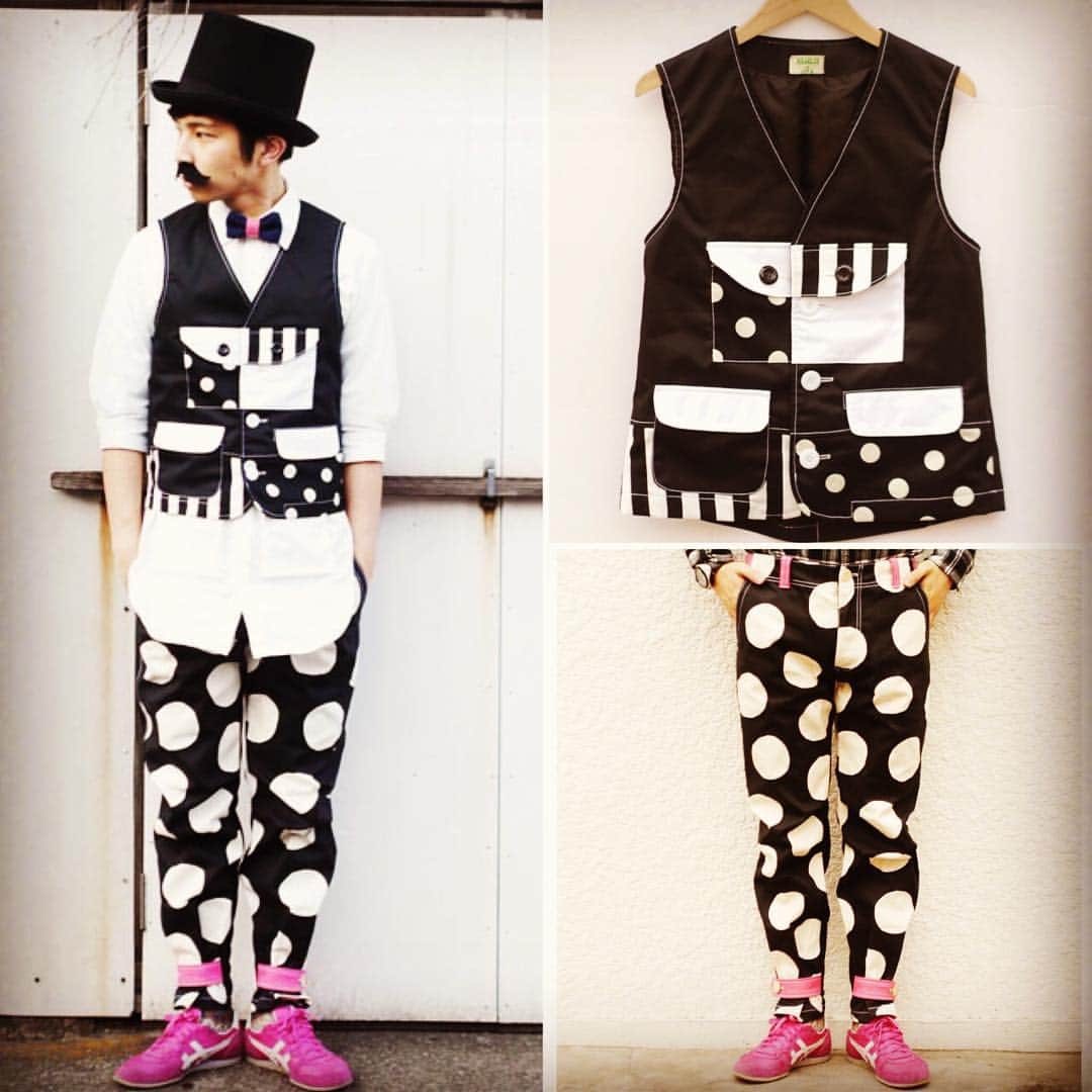 NIRAME.COのインスタグラム：「【とんとんものとーん‼︎】 今週もお疲れ様でしたとーん！ たとーん！ 来週も楽しみましょー、、とーーーーん！！ #madeinjapan #オーダーメイド #中目黒 #祐天寺  #stylist #スタイリスト #個性的 #コーディネート #wear #洋服屋 #衣装協力 #リース #セットアップ #モノトーンコーデ #蝶ネクタイ #onitsukatiger #ドット柄 #nirameco #真面目にふざける洋服屋さん」