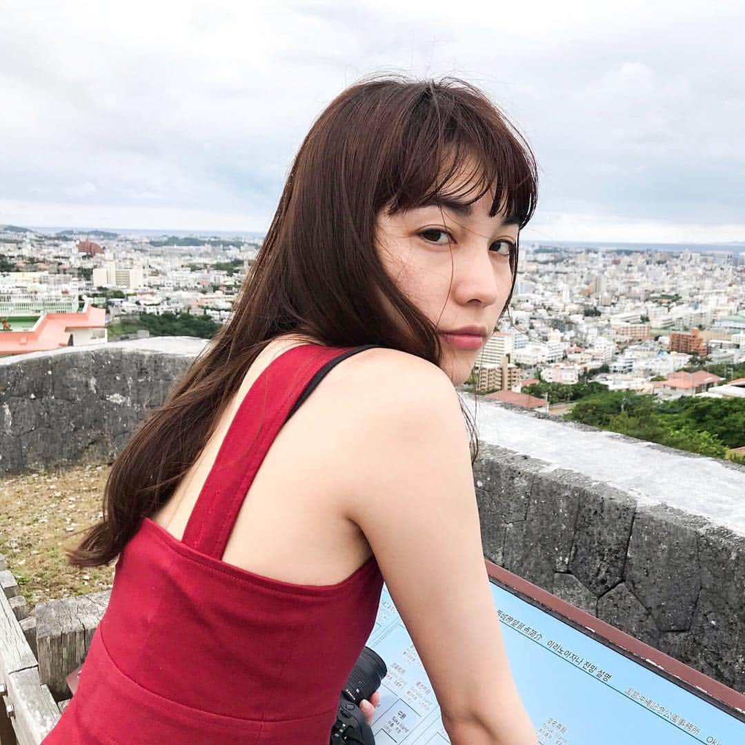 Kayumi Asukaのインスタグラム：「🌹🌹🌹 髪切ろうか迷ってる🙄 #ootd  #切りたいけど伸ばしたい」
