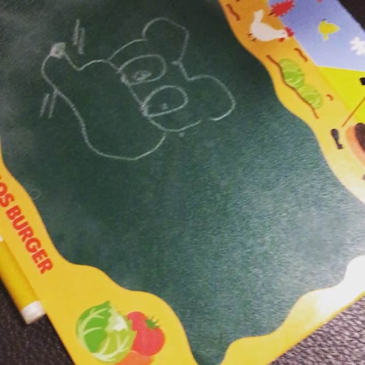 イズミカワソラのインスタグラム：「ミッキーマウスを描いてと言われたので描いたら、、 ・ ・ 大爆笑。。。。 ・ ・ そ、そりゃそうですよね(^_^;) ・ 誰だこれwww」