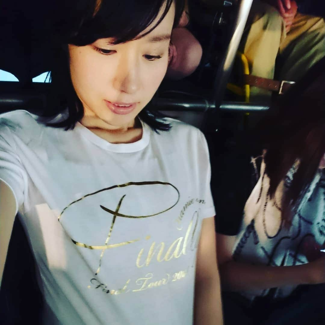 山部朱里さんのインスタグラム写真 - (山部朱里Instagram)「連続投稿ごめんなさい。これだけは！ 安室ちゃんのラストコンサート最終日。 妹が今年の運を使って当ててくれました。 １枚目 ツアーTシャツをおそろいで着て、写真を撮ろうとしてるところ。 わたしはツアーTシャツのデザインがどうしたら映るか試行錯誤してるところ。 ２枚目 いざ妹の画質の悪いカメラで撮影。 まさかのTシャツうつってない。 妹よ、、隣で私一生懸命Tシャツがどうしたらうつるか練習してたでしょう、、 そしてまさかのsnowアプリ加工。 妹よ、、snowデビューさせてくれてありがとう。 帰り際の妹からの一言 「あっちゃんさ、安室ちゃんが着てたTシャツについてるワッペン見つけて、自分もワッペンついてるかな？あれ？ついてないぞ？あれ？あれ？って隣でしてたでしょ。突っ込まなかったけど。」 、、、気づかれてた。恥ずかしい。 . . #アナウンサー #フリーアナウンサー #女子アナ #安室奈美恵 さん #安室ちゃん #安室ちゃんライブ #毎年の楽しみ #仕事頑張れる #ライブ #コンサート #どこにカメラがあるんだろうと探しちゃう #カメラワークがかっこよくてカメラマンさんすごい #プロの仕事 #今日たまたま見たキャッチコピーは #地図に残る仕事 #おやすみなさい . .」6月4日 1時12分 - yamabeakari