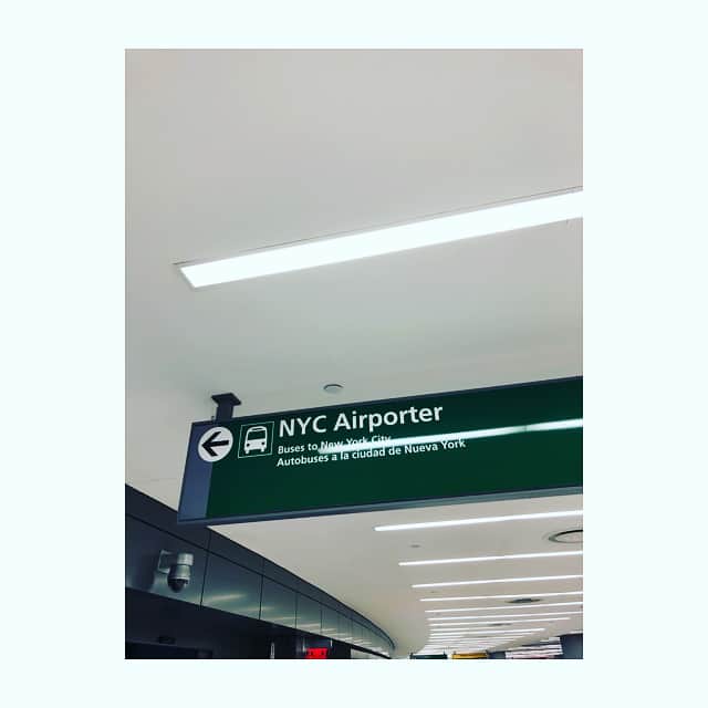 徳永英明さんのインスタグラム写真 - (徳永英明Instagram)「#hideaki_tokunaga_official #hideakitokunaga #goodbye #newyork #schoolbus #moma  北部の州から飛行機に乗ってニューヨークに来ちゃいました。綾部君に逢えるかな？」6月4日 7時18分 - hideaki_tokunaga_official