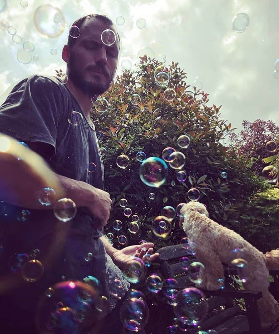 サム・クラフリンさんのインスタグラム写真 - (サム・クラフリンInstagram)「Air Bubble Guitar.」6月4日 7時27分 - mrsamclaflin