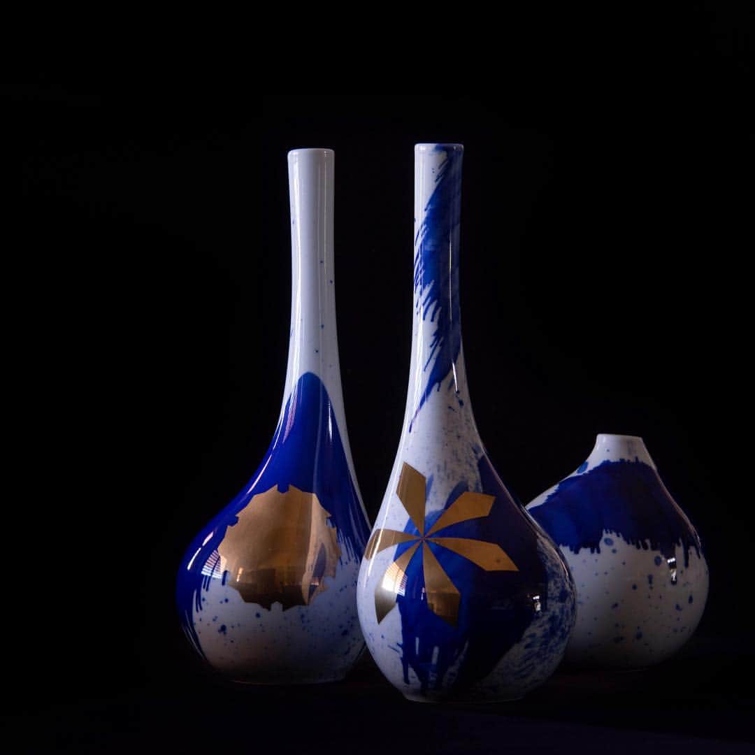 佐藤可士和のインスタグラム：「DISSIMILAR_KAKUREI 300  Tsurukubi, Yukidama AOKISHUZO The Sake Brewery Co., LTD Material: ARITA Porcelain #kashiwasato #佐藤可士和 #contemporaryart #abstractpainting #arita #pocelain」