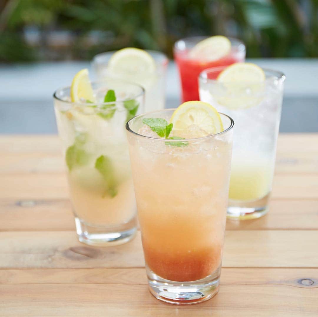 ルミネ公式のインスタグラム：「MONDAY LEMONADE!  毎週月曜日はレモネードの日！ 毎週月曜日はピッツァ1枚お買い上げでレモネード1杯プレゼント！夏の新作レモネードを含む5種類からチョイス。800°DEGREES自慢のオリジナルレモネードを是非お試しください！・ ※店舗オープンから17時まで実施中！ #800degrees #800degreespizza #pizza #ピザ #レモネード #newoman #新宿 #南青山」