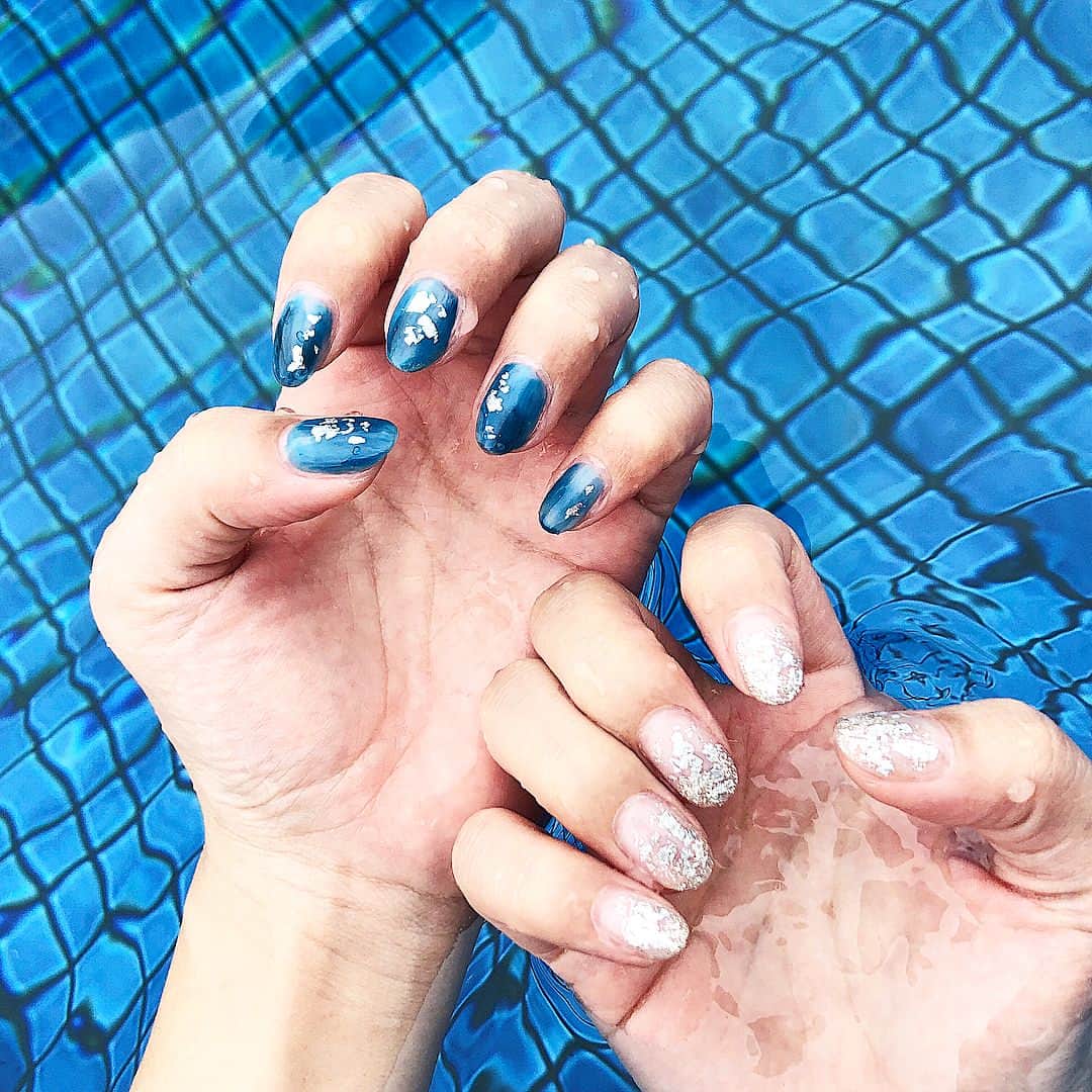 のインスタグラム：「#nail 💅 . #沖縄旅行 前に、#沖縄 を意識して夏っぽい#ネイル にしました♡ 左はブルー、右はシルバーで、全く違うカラー😊 左右で気分が変わって良い(⑅ˊᵕˋ⑅)💕 . シルバーは銀箔とラメを使ってもらいました✨ . 💆🏻‍♀️ → #minako_beauty . #newnail #nails #naildesign #nailart #nailpic #jelnail #instagood #beauty #beautygram #ネイル #ネイルデザイン #ネイルアート #ジェルネイル #大人ネイル #シンプルネイル #夏ネイル #ブルーネイル #シルバーネイル #リゾートネイル #リゾート」
