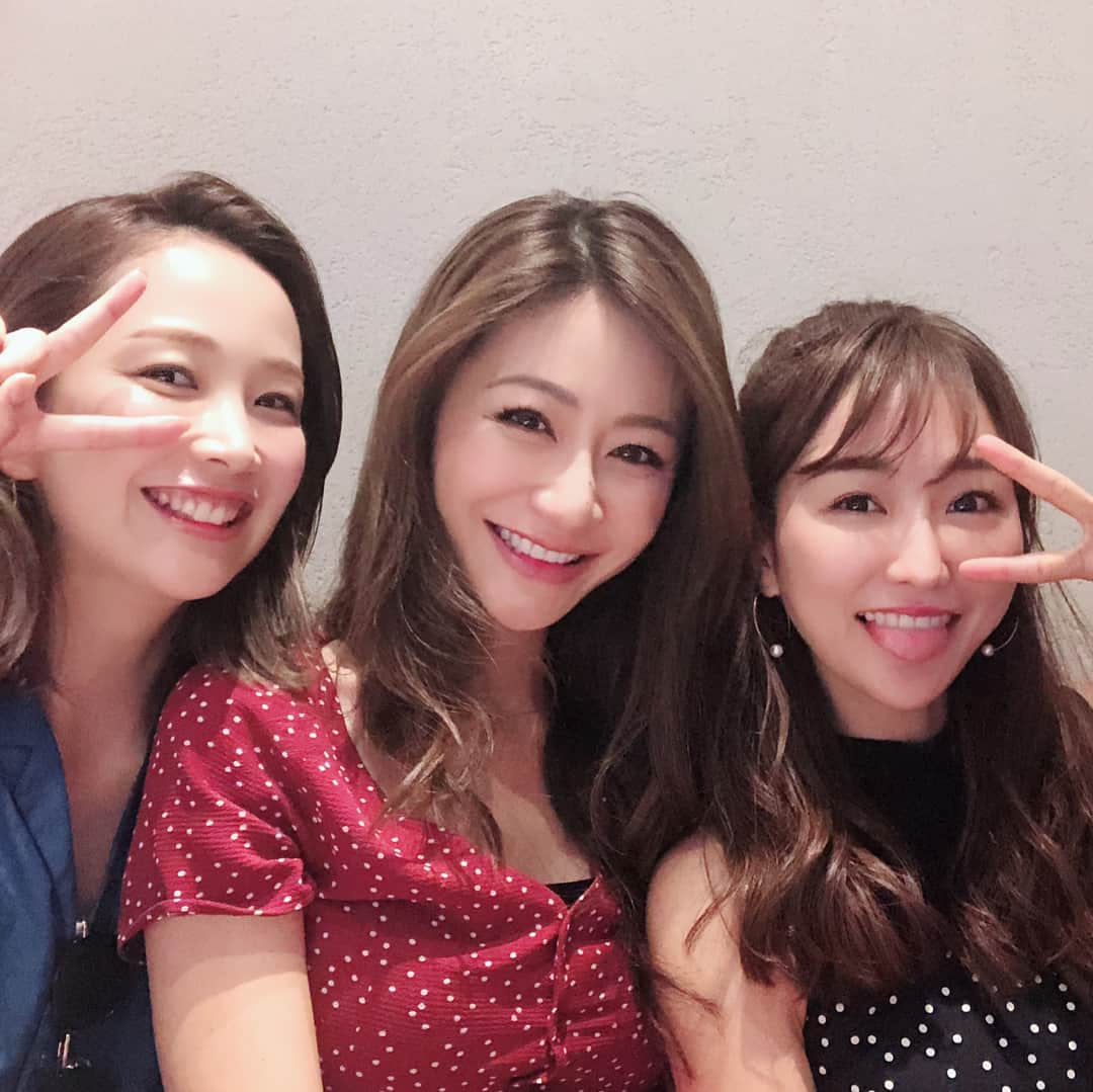 のインスタグラム：「まーこが東京戻ってきてタイミング良く2日連続で3人で会えた！ . 赤いワンピースは最近とてもお気に入りの @shoplist_official のもの！ プチプラでヘビロテ中❤️ . . . #shoplista #キャンナイ」