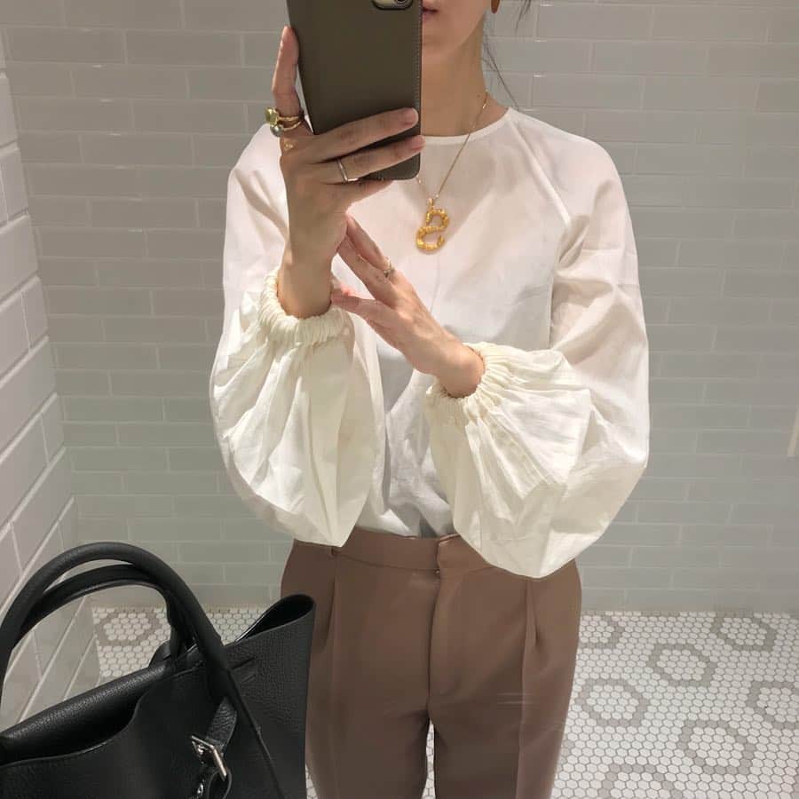marie_8203のインスタグラム：「ootd このトップスお気に入り♡  #背中はチラッと肌見せ #久々セルフィーぎこちない‥」