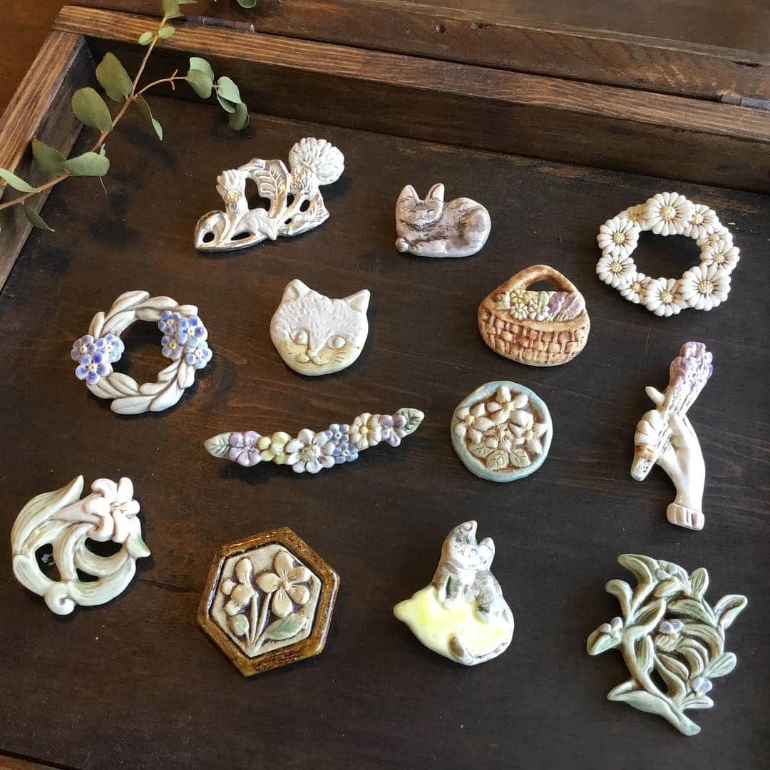 手紙社さんのインスタグラム写真 - (手紙社Instagram)「【小菅幸子さんのブローチ、6/7木曜日より販売いたします@手紙舎鎌倉店】 小菅幸子さんのブローチが入荷いたしました。おばあちゃんになるまで使っていただけるようにと小菅さんがひとつひとつ思いを込めて制作なさっています。 ✳︎6/7 木曜日より販売いたします。 ✳︎お一人さま1点のみとさせていただきます。 ✳︎数に限りがございます、売り切れ次第終了となります。 ✳︎お電話での絵柄、在庫のお問い合わせはご遠慮ください。 #手紙舎 #手紙舎鎌倉 #小菅幸子 さん #鎌倉散策 #紫陽花」6月4日 13時19分 - tegamisha