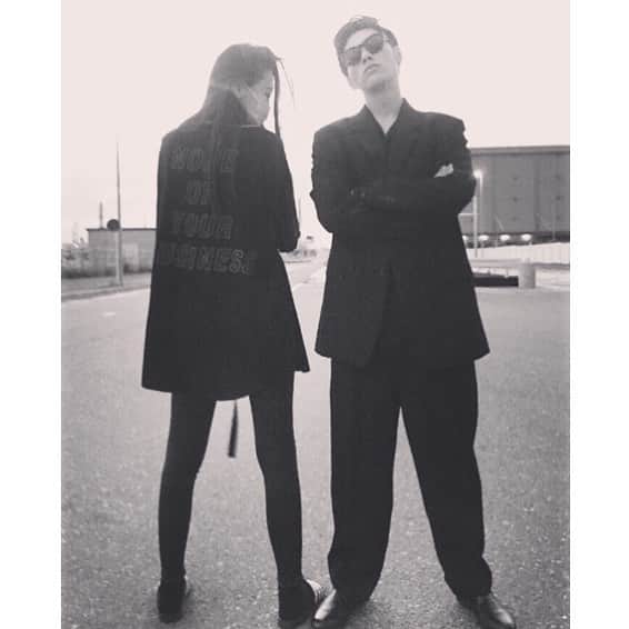 大園蓮珠のインスタグラム：「休憩時間にあぶ刑事ごっこ😎  #安西慎太郎  #yohjiyamamoto  #magicstick_tyo」
