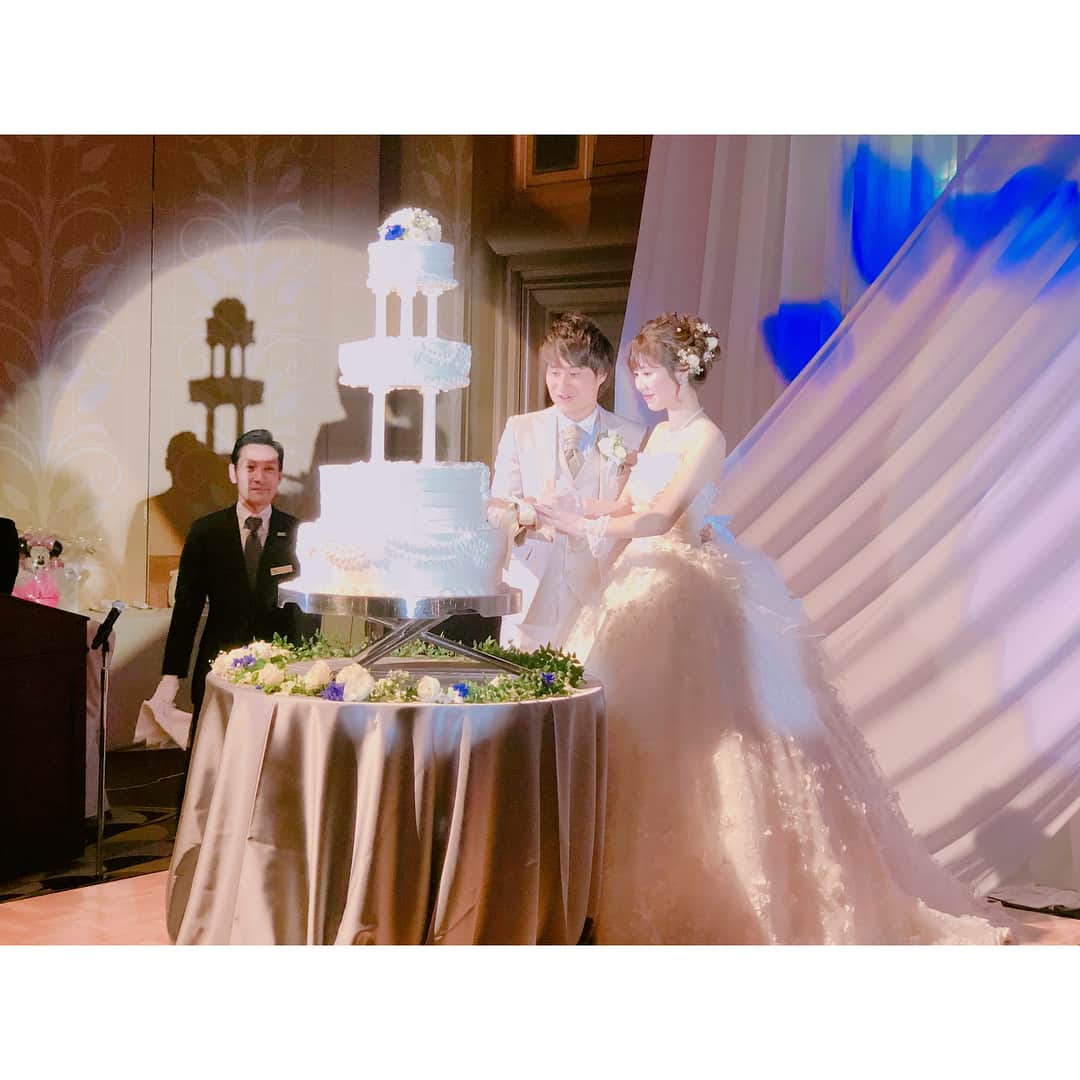 阿比留李帆さんのインスタグラム写真 - (阿比留李帆Instagram)「👰🤵 金子栞ちゃんと関根貴大さんの 結婚式に参列してきました💍❤️ たくさんの愛情で溢れていて、 ふたりの幸せが凄く伝わってきて りほもとっても幸せな気持ちでいっぱい☺️✨ しぃ、とっても綺麗で可愛くて、 入場の時から大号泣…涙が止まらなかったです😭 素敵な結婚式にご招待して頂けました。 改めて、ご結婚おめでとうございます💐💕」6月4日 13時48分 - riholiday717