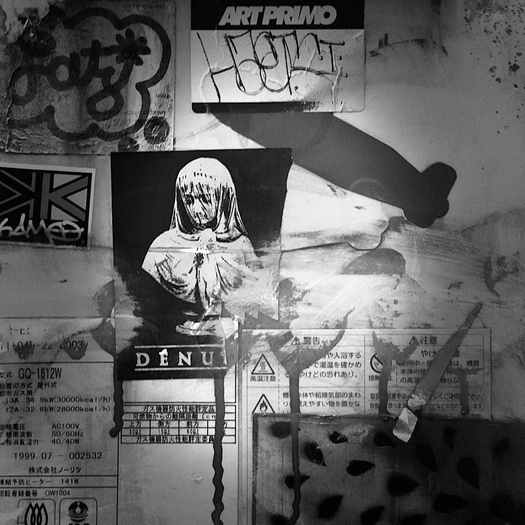 growthさんのインスタグラム写真 - (growthInstagram)「狭い路地の配電盤にステッカーが貼ってある#tokyo #shinjuku #kabukicho #東京 #新宿 #歌舞伎町」6月5日 0時09分 - growthplex
