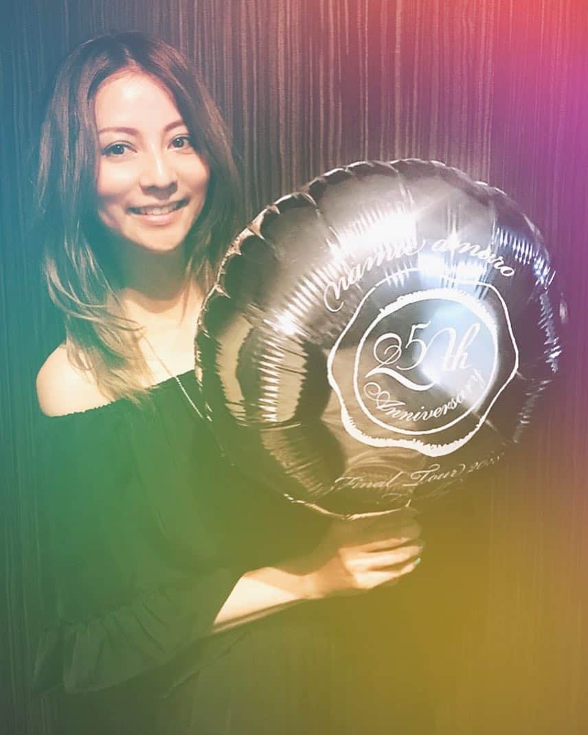 香里奈さんのインスタグラム写真 - (香里奈Instagram)「〜Finally〜  I joined the LIVE of namie amuro Final Tour 2018 〜Finally〜 last night. It was so busy for my emotions ... Like.. really cry, really happy, really sad and smiles... She gave us a lot of memories until now and also, I believe that she'll give us a lot of feeling more. Our "Amuro chan" is forever. She will live on in our hearts FOREVER. ...NEVER END.  Thank you so much "Amuro chan" !! And please be happy and keep smiling in your life!! Also to your next step.. That's your all fans thinking!! Arigatou "Amuro chan" !! I love you!! and  We love you so much!!!😭 先日、安室奈美恵様のLIVEに参加させていただきました。 "安室ちゃん"はいつも、 私の、私達の人生と共にありました。 いい時も、辛い時も、 25年間、ずっといてくれて当たり前だった。 安室ちゃんのfanとして 25年間、 長いようであっという間の25年間、 あなたのfanでいさせてもらった 事を、 心から誇りに思います。  たくさんの方が "安室ちゃん"に救われてきました。 もちろん、 私もその一人です。  事実を受け入れるまでにはまだまだ時間がかかるけど、 fanとしては、 安室ちゃんが笑顔でいてくれる事が、1番嬉しい事。 そして、 安室ちゃんの考えについていく事は、辛くても、fanの立場として当然の事だと私は思っている。 安室ちゃんの選んだ道を、邪魔をしてほしくない。  LIVEでは 登場時から涙が出てきてしまったけれど、 安室ちゃんが一生懸命私達を楽しませてくれようとしていたり、全力疾走してくれたり、 安室ちゃんの笑顔にやられたり、 いっぱい ありがとう！！ 安室ちゃーん！！ と叫んだり、一緒に踊ったり、 また色々な事を思い出し泣いたり、 感情が忙しいLIVEだったけど、 本当に尊敬する女性に出逢えて 、心から、幸せだなと改めて感じた。  その一瞬一瞬を、見逃さないように、心に刻み、思い出し、 これからも生きていこうと思った。  引退までの間、安室ちゃんにたくさんpowerをもらって充電しようと思う。  安室ちゃん、 今まで本当に本当に お疲れ様でした。  そして、  心から、  ありがとう！！ 今までも、これからも、 ずっと、ずっと、 大好きです。  You are my Hero...✨ #iamkarina #itisnotfake #forreal #namieamuro  #Finally #2018 #安室奈美恵 #安室ちゃん #アムラー #厚底ブーツ  #細眉 #メッシュ #ワッフルアイロン #tattooシール #burberryskirt #シーブリーズ #macの口紅 #etc #みんなが安室ちゃんになりたかった #奈美恵ちゃんなんて呼べない #神 #manymemories  #数えきれない #tkfamily #お疲れ様でした #thankyou #youaremyhero #neverend #forever #seeyouagain」6月5日 0時28分 - karina_official_221