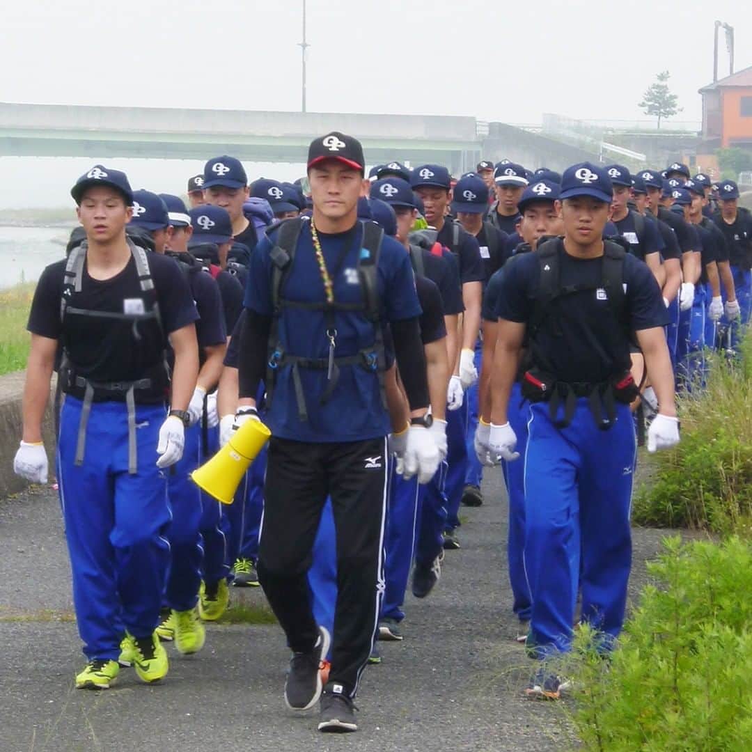 大阪府警察さんのインスタグラム写真 - (大阪府警察Instagram)「５月の警察学校の学生の様子をお伝えします。 警察学校に入校して１か月が経過し、学生の姿も日を追うごとに、たくましさを増してきました。総行程３０キロに及ぶ徒歩訓練の模様です。 #大阪府警察公式#大阪府警察学校#警察官#教官#徒歩」6月4日 16時31分 - fukei_koho