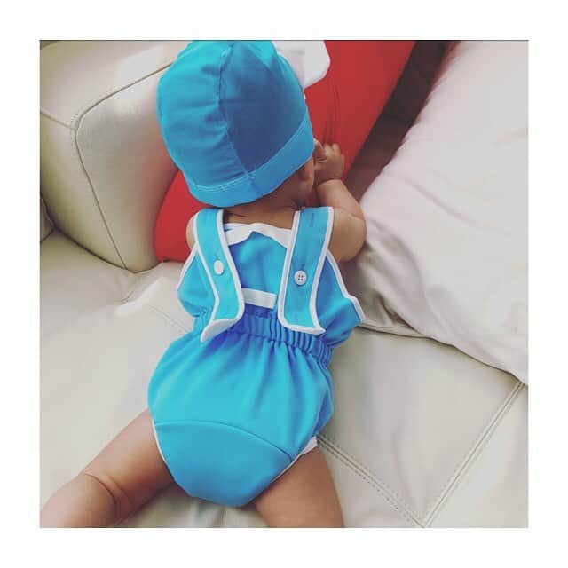 のインスタグラム：「今日は絶好のスイミング日和🏊‍♂️しかし、息子開始20分で水の中で寝始めた👶 #ベビースイミング始めました #スイミングより睡眠 #マイペース男 #生後7ヶ月  #babyboy」