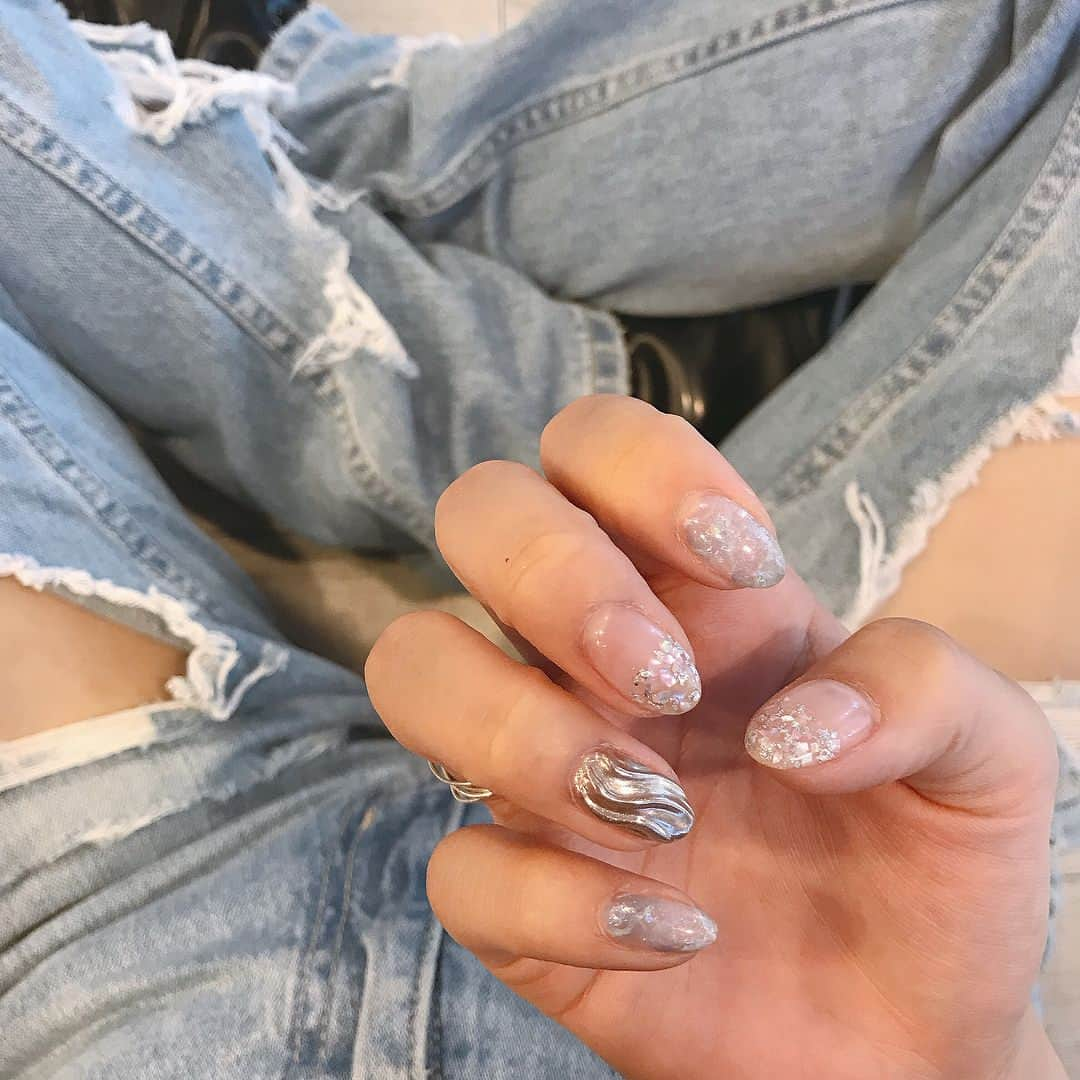 NANAMIさんのインスタグラム写真 - (NANAMIInstagram)「new nail 🐳💧 クリアっぽいデザインもしたくて でも夏っぽいワンカラーもしたくてって言ったら ゆーまがどっちもやってくれた欲張りnail♡ このワンカラーの色味ほんとに好き💙 右手のデザイン(スライドした2枚目の写真の方ね♡)は @homeharajuku  で¥6000 定額コースでできるよ♡ どっちもほんとにかわぁ💙 @_puiiiiin  ありがとね♡ nail by. @_puiiiiin  #nail #home #lbyhome #nailart」6月4日 17時38分 - nanami023