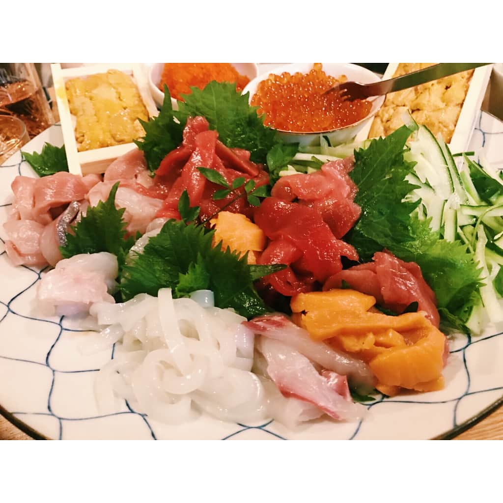 千葉雄大さんのインスタグラム写真 - (千葉雄大Instagram)「お友だちの誕生日をお祝いしました。手巻き寿司と焼き鳥パーティー。焼き鳥は串に刺すのをお手伝いしました。リア充ですね。持つべきものは、友だちですね。」6月4日 17時53分 - yudaichibaofficial