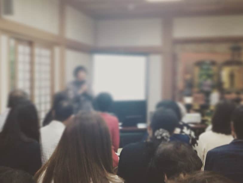 瀬戸内寂聴さんのインスタグラム写真 - (瀬戸内寂聴Instagram)「先日は私が代表呼びかけ人をしている、虐待、貧困など苦しむ少女、若い女性に寄り添い支援する若草プロジェクトの第7回目の研修会でした。. 年に、何度か東京、京都の寂庵で毎回テーマに沿って研修会を開催しています。参加者の方は、専門の方、支援者の方、また一般の方も参加されます。今回のテーマは「少女たちの居場所に求められるもの」でした。. . 地味だけど2年続いているだけでもいいと思うし、少なくともまなほが熱心なのを見ていいと思う。🍀. . 何もかもうまくいくのが人生ではないし、いいことがあってもそれと同じくらい悪いこともある。. 自分の不幸や他人の不幸を諦めないで、生きていく上におこる不幸に絶望しないで、希望をかきたてて、それを乗り越えていこう。. . 若草プロジェクトHP☘️. http://wakakusa.jp.net. . #インスタ16回目 #瀬戸内寂聴 #若草プロジェクト」6月4日 18時06分 - jakucho_setouchi