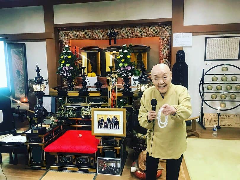 瀬戸内寂聴さんのインスタグラム写真 - (瀬戸内寂聴Instagram)「先日は私が代表呼びかけ人をしている、虐待、貧困など苦しむ少女、若い女性に寄り添い支援する若草プロジェクトの第7回目の研修会でした。. 年に、何度か東京、京都の寂庵で毎回テーマに沿って研修会を開催しています。参加者の方は、専門の方、支援者の方、また一般の方も参加されます。今回のテーマは「少女たちの居場所に求められるもの」でした。. . 地味だけど2年続いているだけでもいいと思うし、少なくともまなほが熱心なのを見ていいと思う。🍀. . 何もかもうまくいくのが人生ではないし、いいことがあってもそれと同じくらい悪いこともある。. 自分の不幸や他人の不幸を諦めないで、生きていく上におこる不幸に絶望しないで、希望をかきたてて、それを乗り越えていこう。. . 若草プロジェクトHP☘️. http://wakakusa.jp.net. . #インスタ16回目 #瀬戸内寂聴 #若草プロジェクト」6月4日 18時06分 - jakucho_setouchi