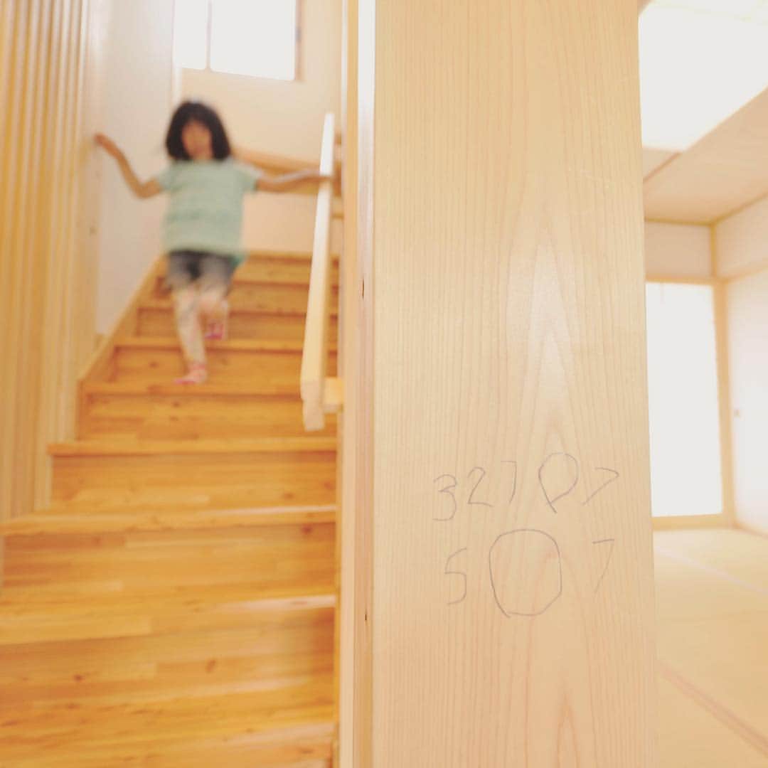 美し信州建設のインスタグラム：「青木村  S様のお住まい 木曽ひのき柱で数字の練習😭 これも思い出  #美し信州建設#上田市#木曽桧#長野県#マイホーム#インテリア#新築#家#工務店#リノベーション#住宅#設計#注文住宅#自由設計#無垢材#木の家#田舎暮らし#建築家#施工事例#落書き#住まい#ショールーム#自然素材#健康住宅#エコ住宅#interior#マイホーム計画#house#木曽ひのき#」