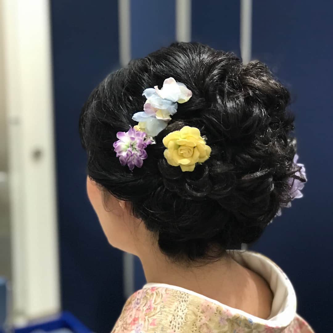 田川寿美さんのインスタグラム写真 - (田川寿美Instagram)「全面花柄の着物。髪飾りもカラフルなお花で！髪型はちょっとだけ落ち着いた雰囲気に、、、 #花柄 #髪飾り #花 #hana #着物 #歌手 #演歌 #kimono #enka」6月4日 18時52分 - toshimi_tagawa