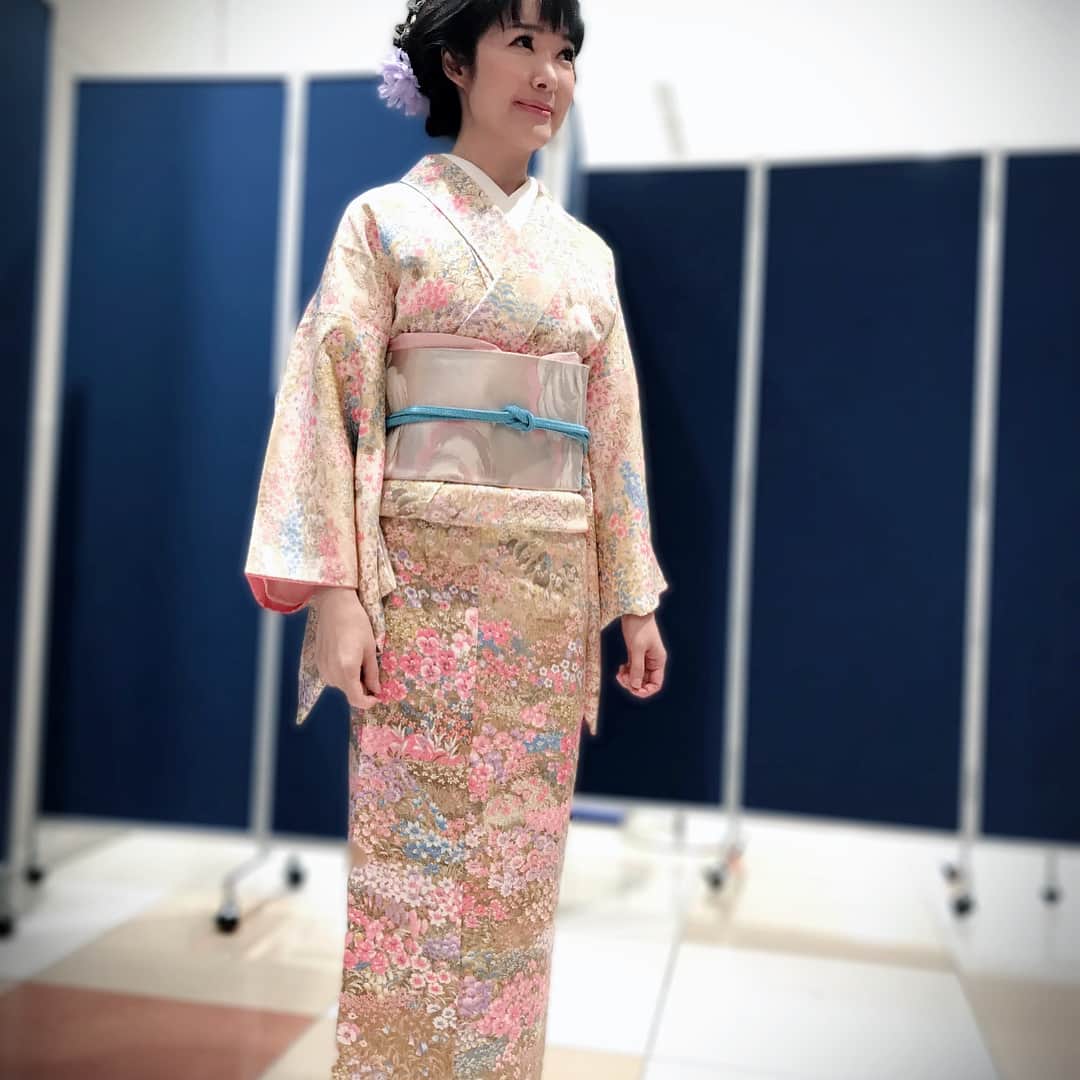 田川寿美さんのインスタグラム写真 - (田川寿美Instagram)「全面花柄の着物。髪飾りもカラフルなお花で！髪型はちょっとだけ落ち着いた雰囲気に、、、 #花柄 #髪飾り #花 #hana #着物 #歌手 #演歌 #kimono #enka」6月4日 18時52分 - toshimi_tagawa