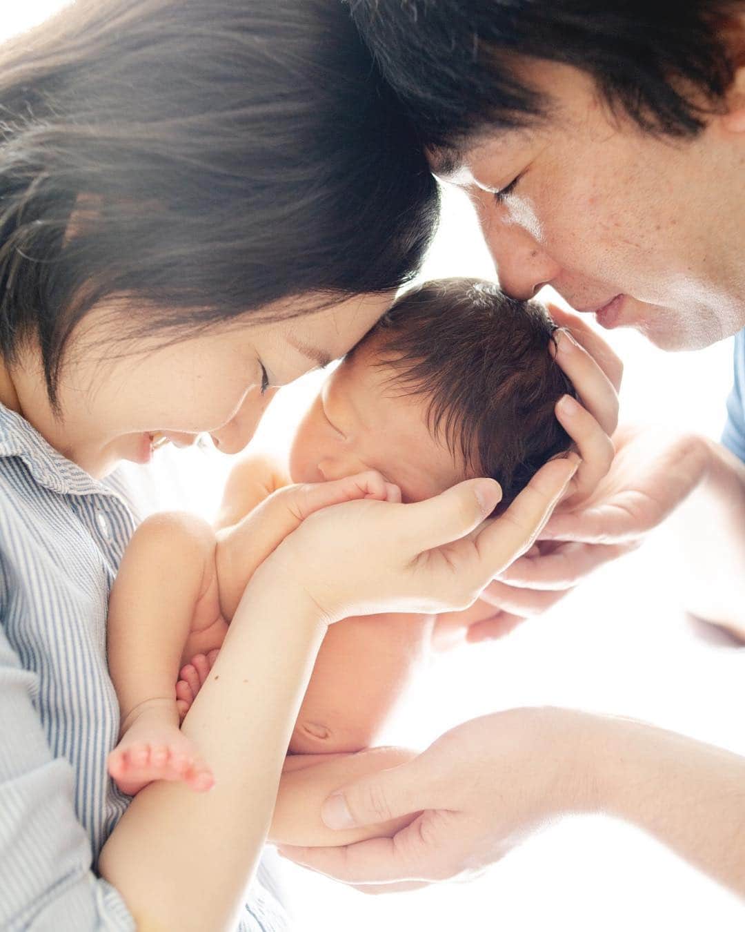 花盛友里のインスタグラム：「Love. . . . #newbornphoto #ニューボーンフォト #家族写真」