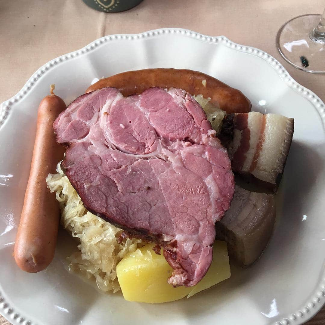 アンソニー・ボーディンのインスタグラム：「Light lunch. #Alsace」