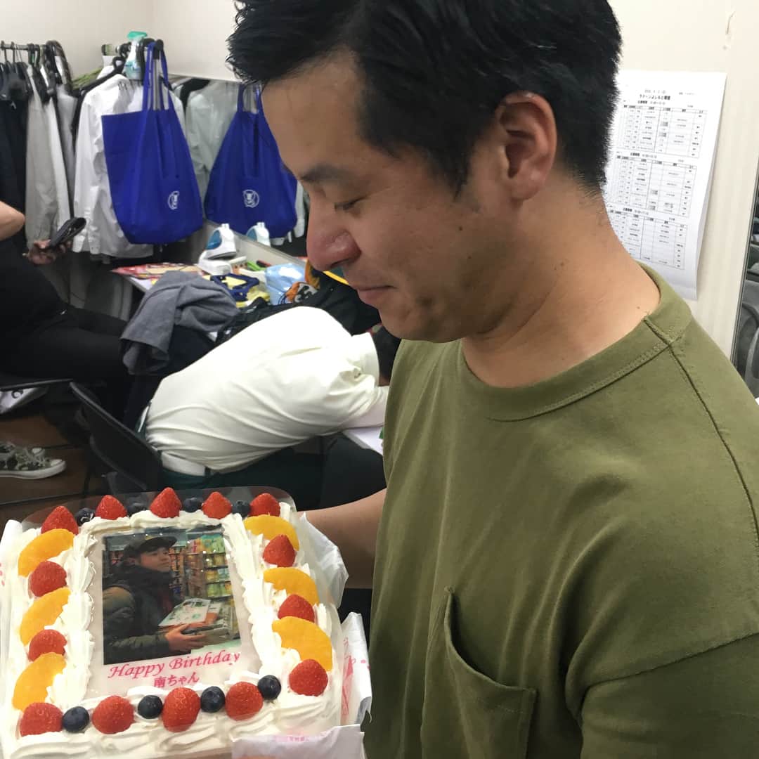 南條庄祐（すゑひろがりず）のインスタグラム：「昨日大宮の楽屋に友達から届けられた誕生日ケーキ！祝われるのは嬉しい！何でこの写真？ #韓国行った時 #韓国海苔持って #レジに並んでいる写真 #36歳 #干支3周目」