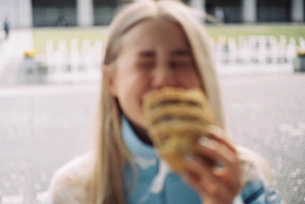 佐々木茜さんのインスタグラム写真 - (佐々木茜Instagram)「. 🥖😆☝️🥖 . 大好きなパンに満面の笑み、 そして3枚目の私はいったい何を見て指差していたのでしょうか・・ . #ケイスケカンダ #keisukekanda #2018aw」6月4日 19時58分 - akane_madder2