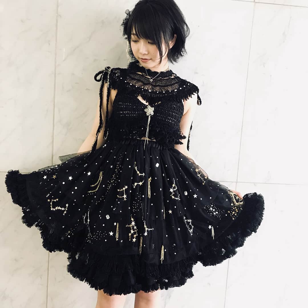 戸田真琴さんのインスタグラム写真 - (戸田真琴Instagram)「DMMアダルトアワードの衣装は 東佳苗さん（ @usagi_kanae ）に作っていただきました。去年の黒いドレスの続きで、星をたくさん刺繍して貰いました。みなさんに照らしていただいた夜空です。 最強のブラックドレスをありがとうございました🌟 #縷縷夢兎 #dress #stars #black #fashion #cordinate #ceremony」6月4日 20時10分 - toda_makoto