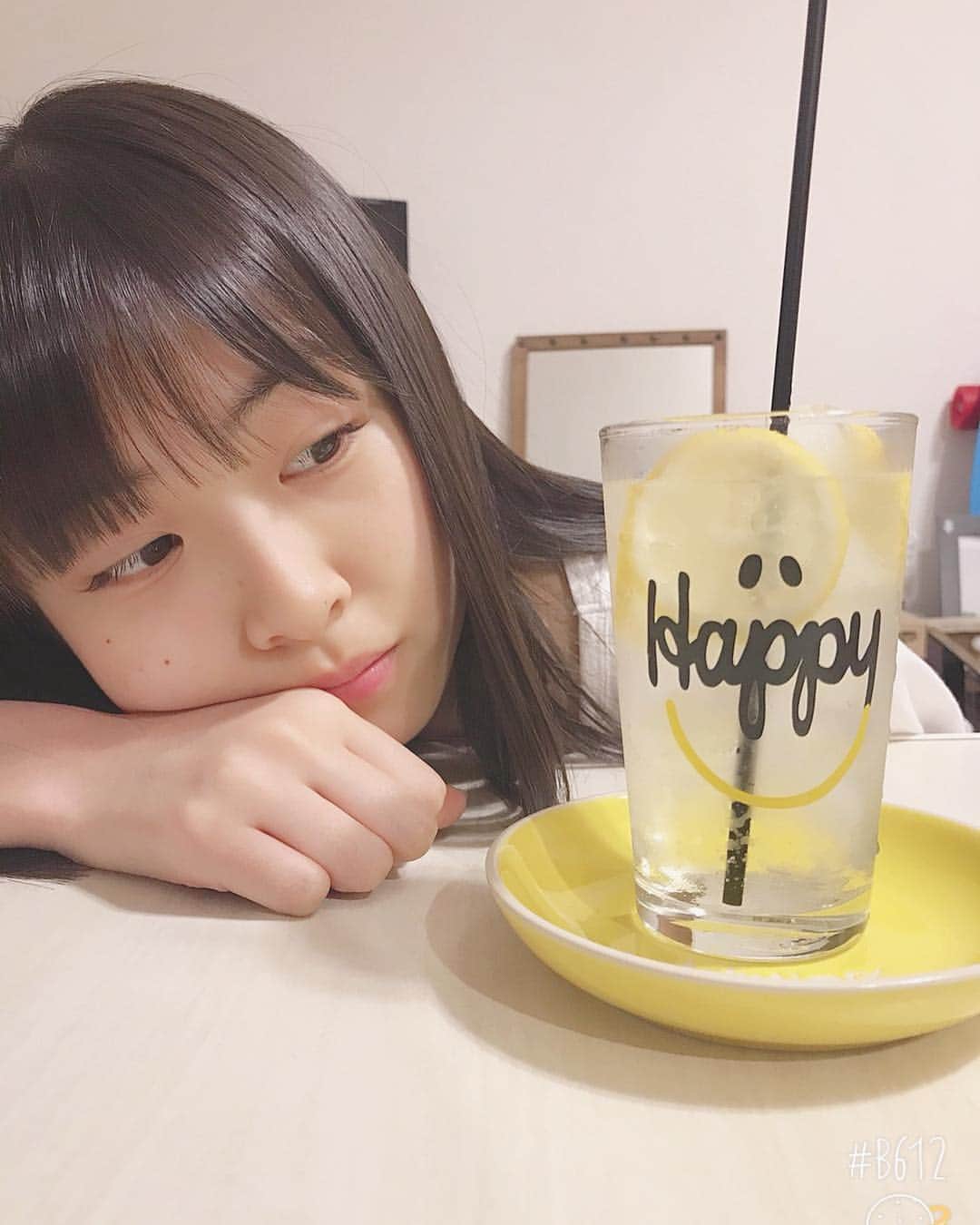 松岡はなのインスタグラム：「☺︎☺︎ お母さん自家製のレモンシロップでレモンスカッシュを作ってみました🍋激美味しい😋💛 #レモンスカッシュ #今日2回目の投稿 #はな咲く笑顔」