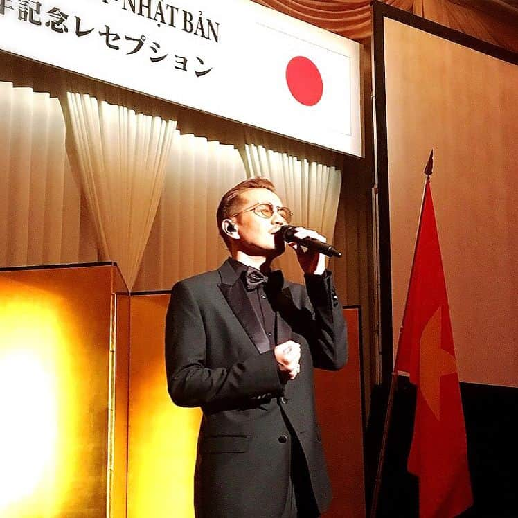 ATSUSHIさんのインスタグラム写真 - (ATSUSHIInstagram)「#atsushizm﻿ “チャン・ダイ・クアン ベトナム国家主席の国賓として訪日の成功及びベトナムと日本外交関係樹立45周年を記念するレセプション” という式典に日本のアーティストとして出席させていただきました。﻿ 天皇皇后両陛下もご来場いただき、まさに今後の日越の友好関係を結ぶ、素晴らしい会となりました。いつも感じるのは国を背負って歌う時は、なんとも言えない緊張感と責任感を感じている。それも歌う日だけでなく、その使命が決まった瞬間から、その日が終わるまで、とんでもない緊張感が日々続いてゆく。﻿ しかし、こんなに光栄なことはないし、なによりも、日本の国旗の前で歌うことは、自分を次のレベルに引き上げてもらえるような、そんな感覚になる。一昨日もまさにそんな感覚がありました。﻿ さぁ、次のレベルに向かって、また一歩を踏み出します…。﻿ ﻿ There was an official reception for the President of Vietnam, Mr. Trần Đại Quang.﻿ I was so honored to be invited as a representative of Japanese artists. The occasion was to commemorate the 45th anniversary of Vietnam and Japan ‘s diplomatic relations. ﻿ ﻿ The Emperor and Empress were in attendance too. It really was a wonderful party that showed the true friendship between the two nations. ﻿ ﻿ I always feel a lot of responsibility when I sing on behalf of my country. I get nervous not only on the day but for days leading up to it. ﻿ ﻿ However, it is such an honor and singing in front of the Japanese flag makes me feel like I can get even better to the next level. ﻿ And now I take another step forward !」6月4日 21時04分 - exile_atsushi_official