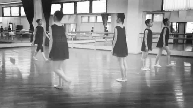 峯岸伽奈のインスタグラム：「. . . REPOST @reiko_yamamoto_ballet  #thowback about 2 years ago... Dance with @airi_iga25 choreographer @rewatan  懐かしい！途中私コケてますが(笑) 理恵子さんシェアありがとうこざいます。  多分私この作品のビデオ持ってないなぁ…」