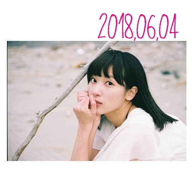 伊波杏樹のインスタグラム：「おひさしいんすた。 気づけば、6月。 ． 全力で駆け抜けた5月を忘れずに。 ． 弱い気持ちは、全部 いっぱいの雨にして置いてきた。これでもかってくらいに ． だから6月は ひと足早く夏の晴々とした気持ちで 過ごそうかな、って。 ． そんな今月の目標ですっ ． 雨が多くなるから気分も 落ちやすいじゃん？ きっと。笑 ． 空が暗いと 家でゴロゴロ、スプラしたくなるやん？笑 ． だからさっ 笑顔いっぱいあつく過ごそう6月！ 実はわくわくなこともたくさんなんだ！ 早くお知らせしたいねー。 ． それまでまた待っててね。 #inamianju #monday #今月の目標 #夏気分」