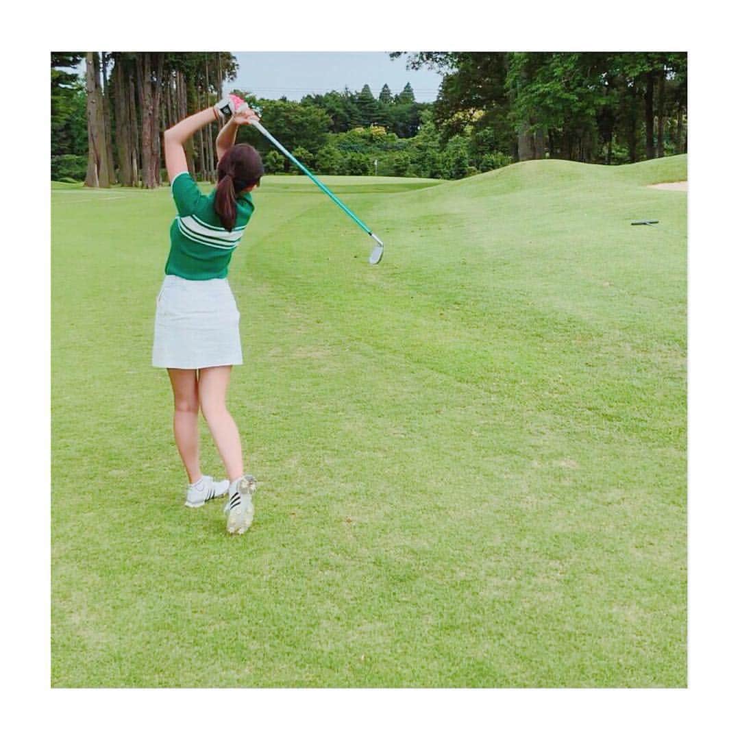 森下千里のインスタグラム：「. やってから迷う。 あれ？ ここ？ そこ？ どこ？ …むむむ。 . . 反省したい。 だから、ちゃんと成り立ちを知りたい。 . . I want to know how it comes be.  You know Golf is really interesting sports:) . . 今日は夢でゴルフコンペ⛳️ @makikikikikikikiki さんに負ける夢見た😂 . . #golf #ゴルフ  #悩み尽きない #だから好きなのかも #M子 #もりした子 #日焼け も悩み」