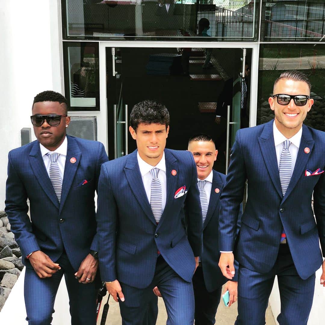 ジョエル・キャンベルのインスタグラム：「Con la "Legión del mal" 😂😂😂 @calvo05 @colindres85 @guzman1803 @yeltsintejeda」