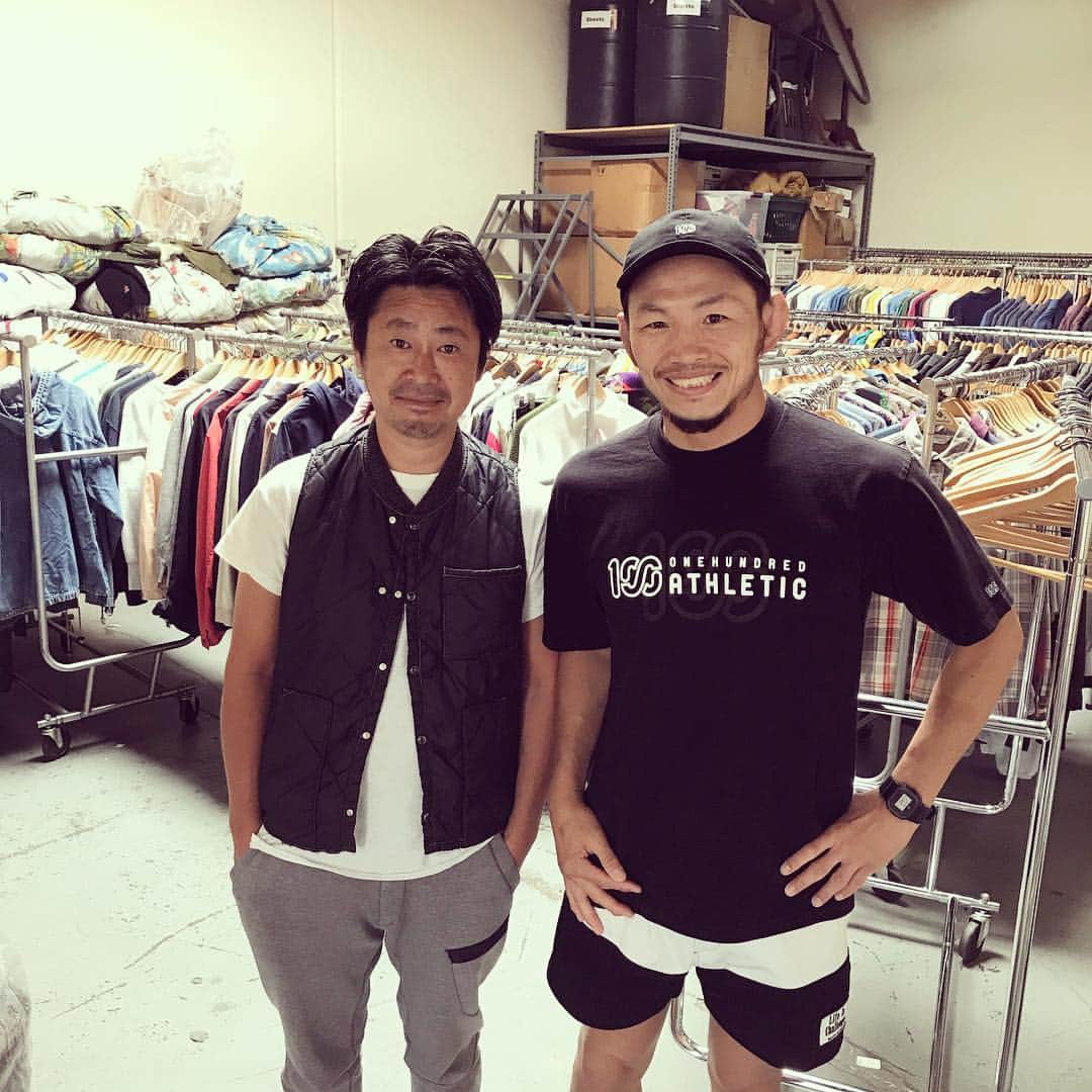 宇野薫のインスタグラム：「まさかのビックリ⁉️ LAに買い付けに来られている BERBERJIN 山田さんに偶然 お会いできるなんて…。 夢だった古着ディーラーの倉庫も見させていただきめちゃくちゃ嬉しかったです。 山田さん ありがとうございました。  #BERBERJIN #ベルベルジン  #古着 #古着屋  #だから古着はやめられない  #ただの古着好きです #宇野薫」