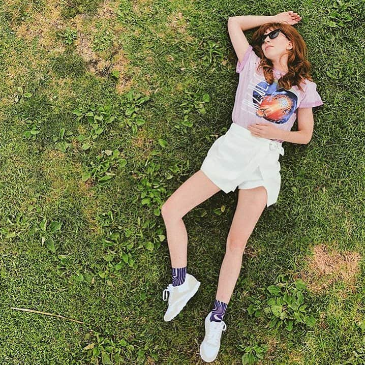 トランクショーのインスタグラム：「Ella Vos catching rays in the Trunk Ltd Journey tee! 🌈❤️🦋☀️😎 @ellavos #trunkltd #journey #catchingrays」