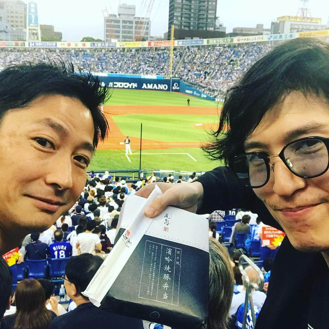 清塚信也さんのインスタグラム写真 - (清塚信也Instagram)「ウィーン帰りで… 大好きな大好きな尾島のお弁当と、そのお肉屋さんの超イケメン社長の尾島さんと。 横浜スタジアム 横浜v西武」6月5日 18時35分 - shinya_kiyozuka