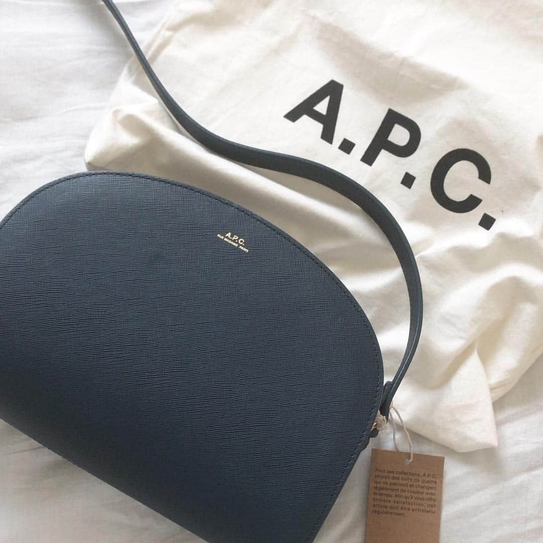 toomoo0808のインスタグラム：「再ポスト💓 本当は黒が欲しかったけど♪ ブルーカナールに😊 ・ ・ #apc #ハーフムーン  #ハーフムーンバッグ  #エンボス ・ ・ #code #fashion #ファッション #ママファッション #ママコーデ #プチプラ #プチプラコーデ #プチプラファッション #シンプルコーデ #大人カジュアル  #カジュアルコーデ #アラサー  #locari #ponte_fashion #お洒落さんと繋がりたい #お洒落になりたい #mamagirl #ママガール #着回し #大人gu部」