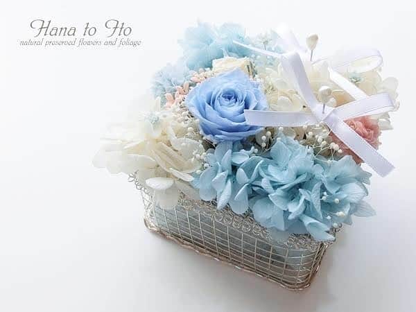minne_weddingのインスタグラム：「. ワイヤーのカゴにお花をたくさん敷きつめたリングピロー。 . 結婚式が終わったあとは、フラワーアレンジメントとしてお部屋に飾っていただくこともできます。 . パステルカラーのお花で柔らかい印象に♡ . ▼ [リングピロー] フラワーウェディング　-square candy color- Ver.2 / nanaさん https://minne.com/items/4237034 . . #minne#リングピロー#リングピロー手作り#リングピローハンドメイド#結婚式アイテム#結婚祝い#ハンドメイド#ハンドメイド雑貨#ハンドメイド部#ハンドメイド好きさんと繋がりたい#ハンドメイド好きな人と繋がりたい#ハンドメイド品#ハンドメイド商品#ハンドメイド作家#結婚式手作り#結婚式準備#結婚式DIY#手作り結婚式#プレ花嫁準備#花嫁DIY#プレ花嫁diy#ウェディングアイテム#ウェディンググッズ#ウェディングレポ#ウェディングギフト#ウェディング小物#ブライダル小物#ハンドメイド作家さん#結婚準備#プレ花嫁diy#節約花嫁diy」