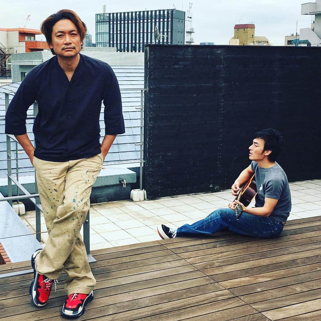 香取慎吾さんのインスタグラム写真 - (香取慎吾Instagram)「#つよぷん と #雑誌 #取材 の前に屋上で写真撮ろうと思ったら 屋上には #ちよぽん がいた ここに来る前にスゲ事あった いつか会いたい人に 会った！というか 車の中から見かけただけなんだけど うわっーって声が出た！ 嬉しかった感激した 僕が一方的に見かけただけなんですが 感動です。いい事ありそうです。 いつか.ちゃんとお会いして.お話したいです！」6月5日 19時14分 - katorishingo_official