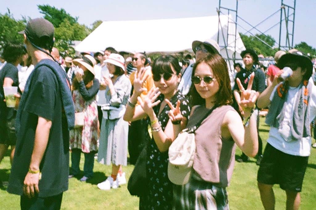 野尻美穂さんのインスタグラム写真 - (野尻美穂Instagram)「あー楽しかった☺️ 総集編。 ①まっさんと私。まっさんはSHIPSの時からのお世話になってる戦友 ②チームナノユニバース #頑張れ竹内くん と #頼むよ天本くん 。 ③先ほどのメンツと新村夫妻と私 多分ここで肩はやられた🤔 ④ゆきちゃんと私。去年からフェスに巻き込んでる。笑 左で後ろ向いちゃってるのはBEAMS松下。 ⑤毎号お世話になっている某編集長コッティンとBEAMS佐竹ちゃん。 ⑥チームUA。みんなキャラ濃い😙 ⑦ステージではなく空を撮影する私。 ありがとう頂😙また来年👏 他にも沢山いたけど載せきれず😭 #itadaki #itadaki2018 #沢山笑いすぎて最高だった2日間🤣」6月5日 19時37分 - miho_cocoa