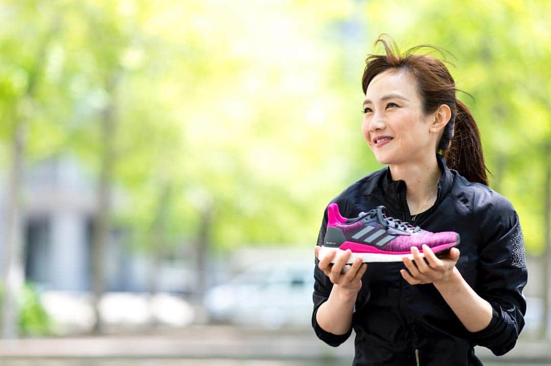 のインスタグラム：「runnet×solarBOOST アディダスから新しく出たSolarBOOSTシリーズ👟 ランネットの記事ができあがりました😊 是非読んでみてください！ https://runnet.jp/project/adidas201806/ ・ ランニングはじめたばかりの人、普段の練習用、レースシューズまでカバーできます。大切なのは、自分の走力、用途に合わせてシューズを選ぶことです😊 AR、アディダス直営店でも、試し履きスタートしてます！是非まずは足を入れてみてください😊 ・ This is my article about SolarBOOST👟☺️ You can try on at AR session and adidas shop!! I really like this shoes😉 Now I’m heading to Nagano with this shoes...❤️🚅 ・ #adidas #adidasrunners #adidasruunerstokyo #solarboost #solargride #solardrive #ruuningshoes #shoes #myshoes #runners #runnet #ランナーズ #ランネット #ランニング #ランニングシューズ #いちばん大事 ・ 気になるお値段はこちら💁‍♀️笑 ✅solarBOOST ¥17,000 ←❤️I like ✅solarGLIDE ¥13,000 ✅solarDRIVE ¥11,000」