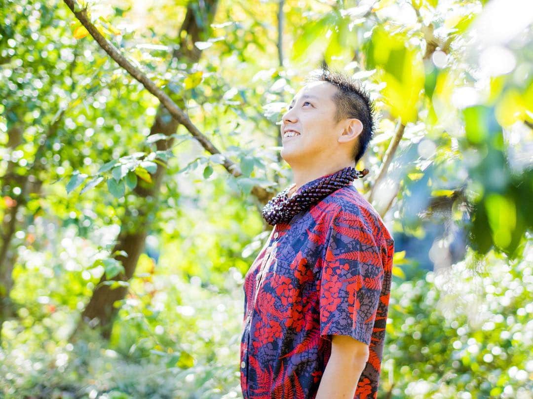 のインスタグラム：「DANCE EARTH FESTIVAL'18 出演アーティスト第三弾解禁！！ 今年はWORLD DANCEワークショップをDANCEステージにて拡大して行います♪  フラは全ての動きに意味があるダンス。 今回は日本では数少ない男性フラの達人！！アヌエヌエの振りも覚えられちゃうかも！？ 田中新｜ハーラウ・ケオラクーラナキラ  フロリダ州エッカード・カレッジ（国際関係学）学士号取得後、ハワイ大学マノア校大学院にて文化人類学を専攻、ハワイと日本の文化を研究し帰国。ハワイの人間国宝、故ジョージ・ナオペ氏より本格的にフラを教わり、2003年以降、生前彼の右腕として全幅の信頼を寄せたクムフラ（フラ指導者）エトア・ロペス氏に師事。自身のフラ教室、ハーラウ・ケオラクーラナキラでは、エトア・ロペス氏に託されたジョージ・ナオペ氏の系譜を受け継いでいる。  #danceearthfestival  #workshop  #hawaii  #furla」