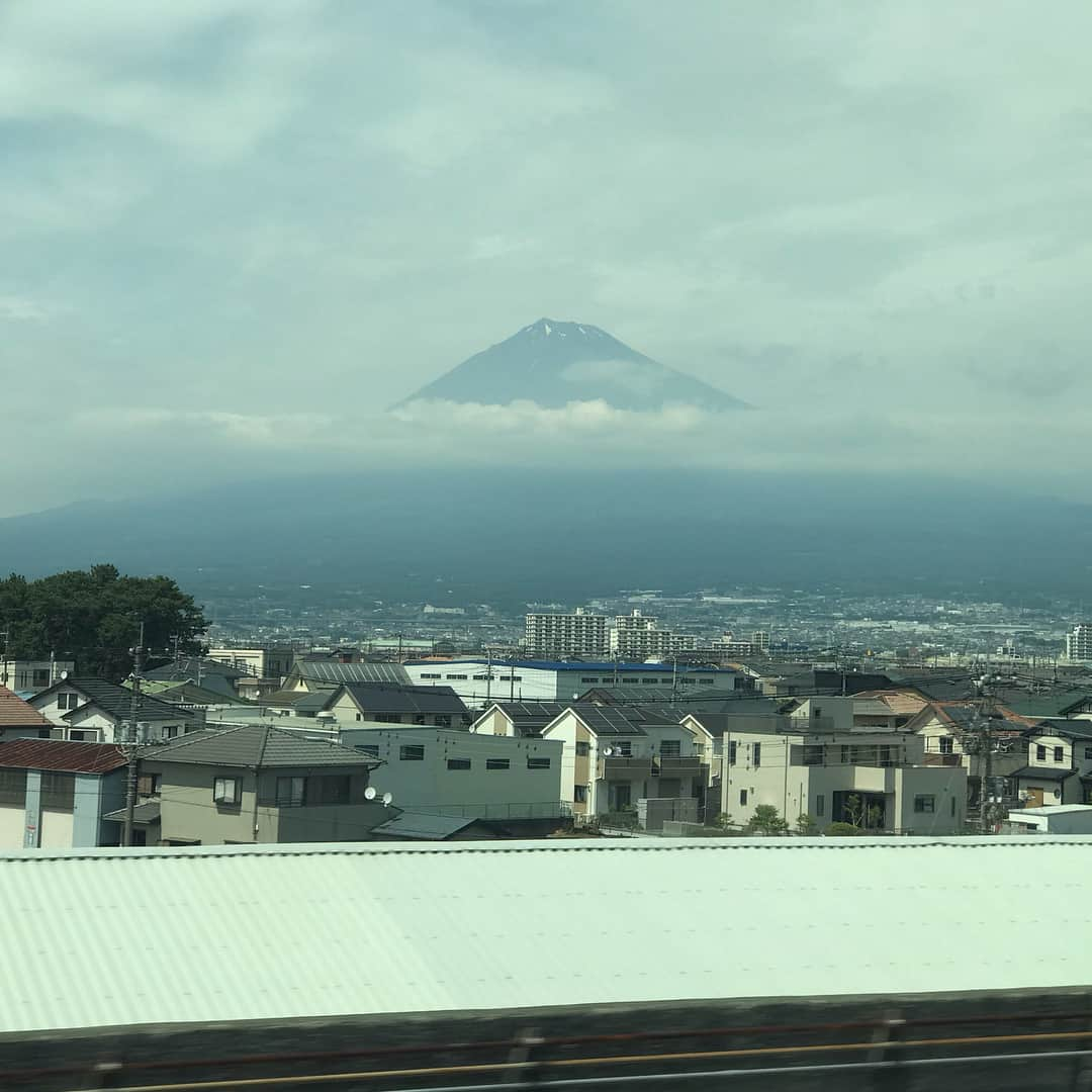 大功建設のインスタグラム：「・ ・ お江戸へ♪ ・ JBN既存改修委員会に参加するため東京へ ・ この水☆すごく好きな味！ ・ #羽衣の松と富士山 #採取地は山中湖村」